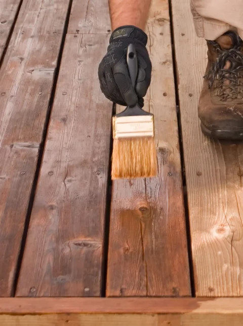 Oiling a timber deck with a brush